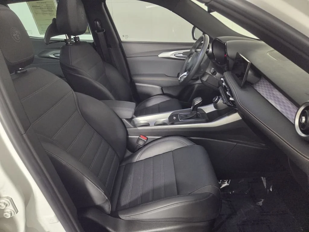 Used 2025 Milano White Alfa Romeo Base image 32