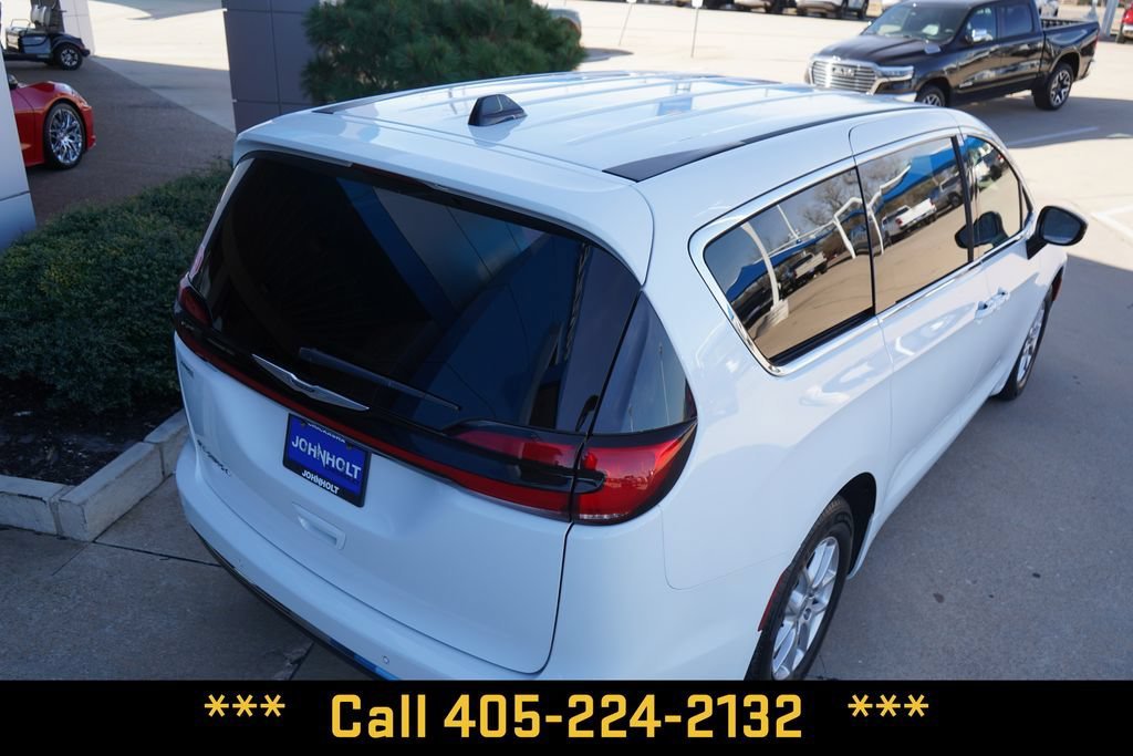 2025 Chrysler Pacifica Select - Photo 13