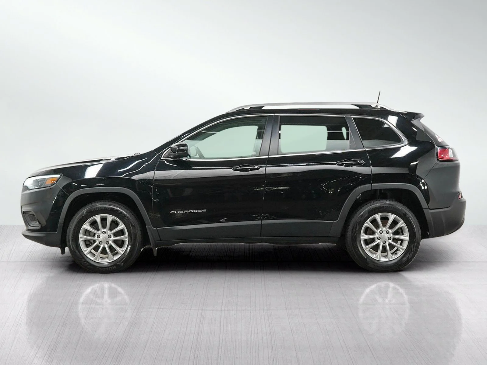 Used 2019  Jeep Latitude image 2