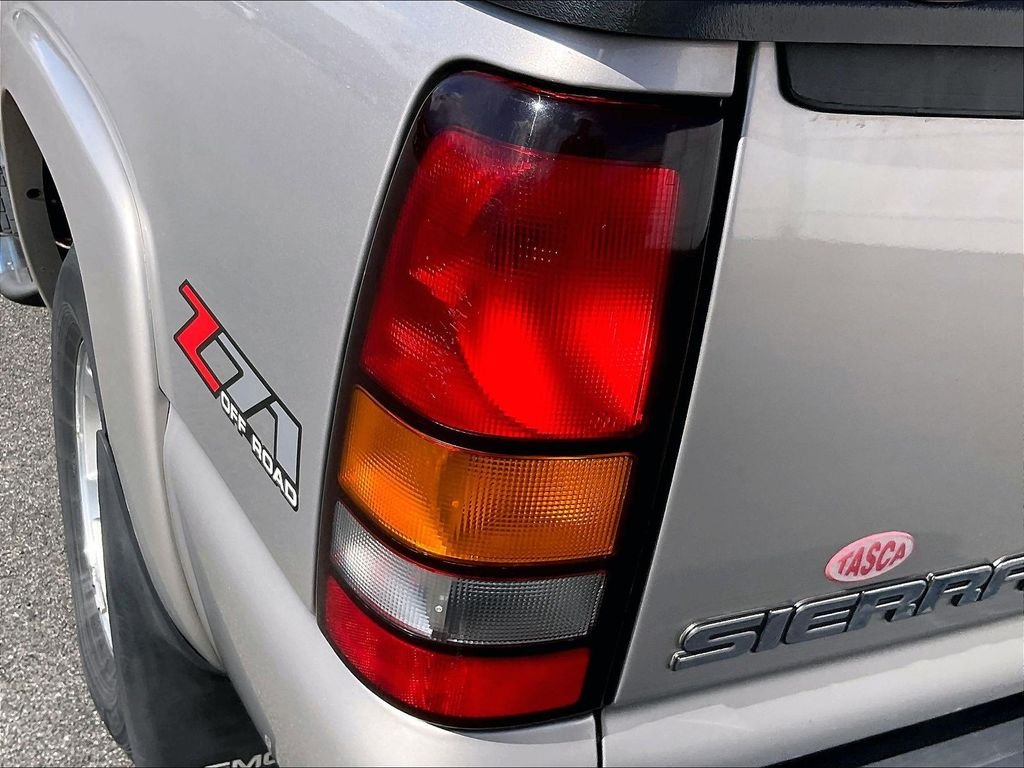 Used 2005 Silver Birch Metallic GMC SLE image 31