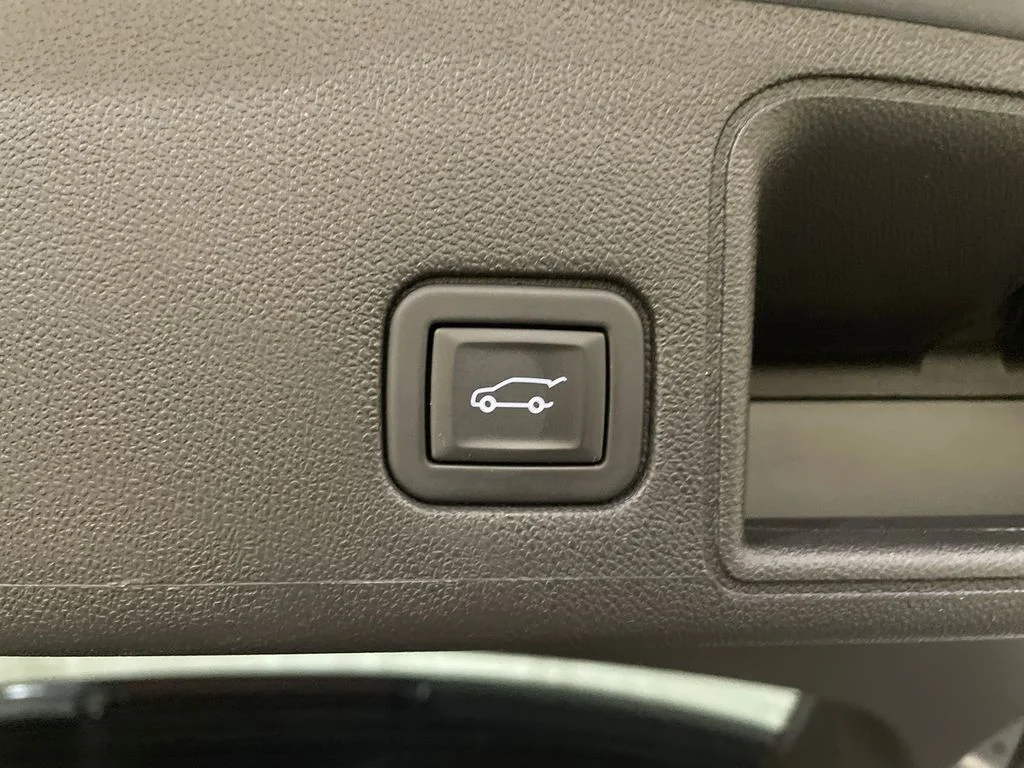 Used 2023 Sterling Metallic GMC SLT image 9