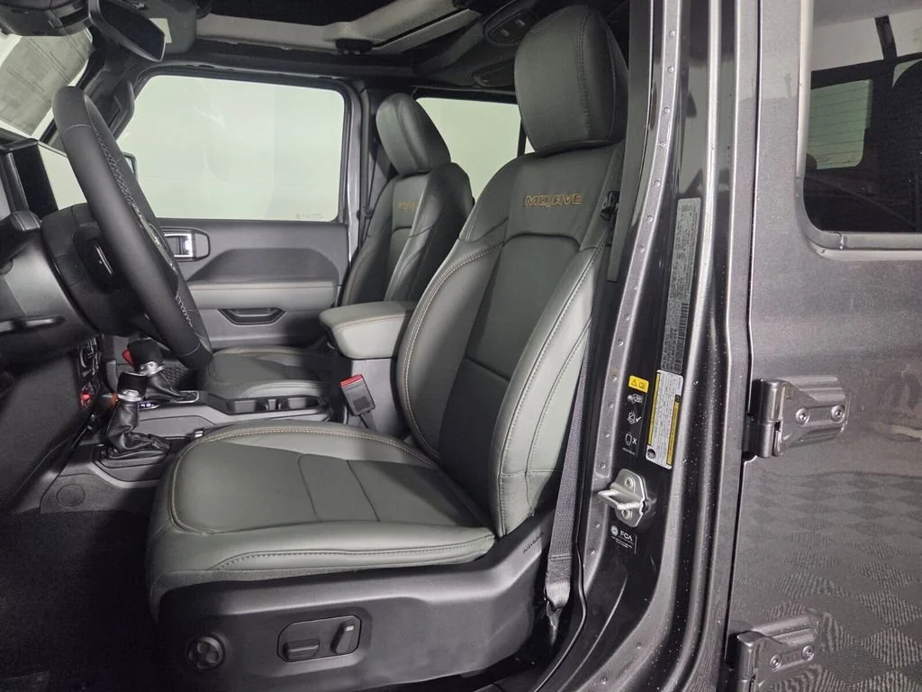 New 2026 Granite Crystal Metallic Clear-Coat Exterior Paint Jeep Mojave X image 9