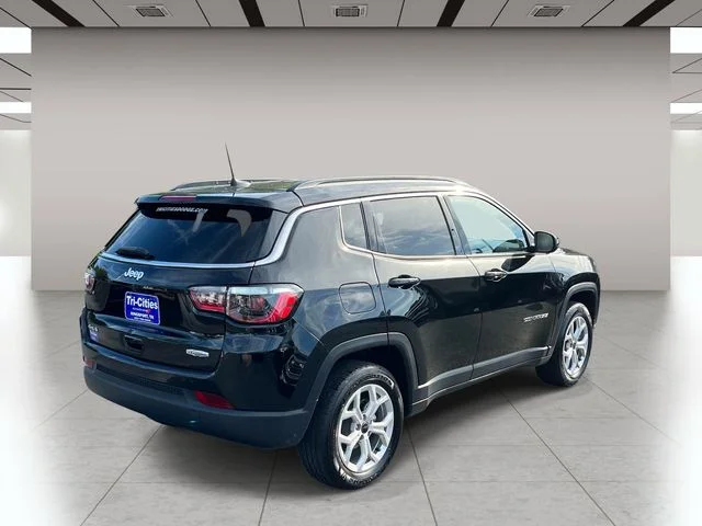 Used 2025 Black Jeep Latitude image 3