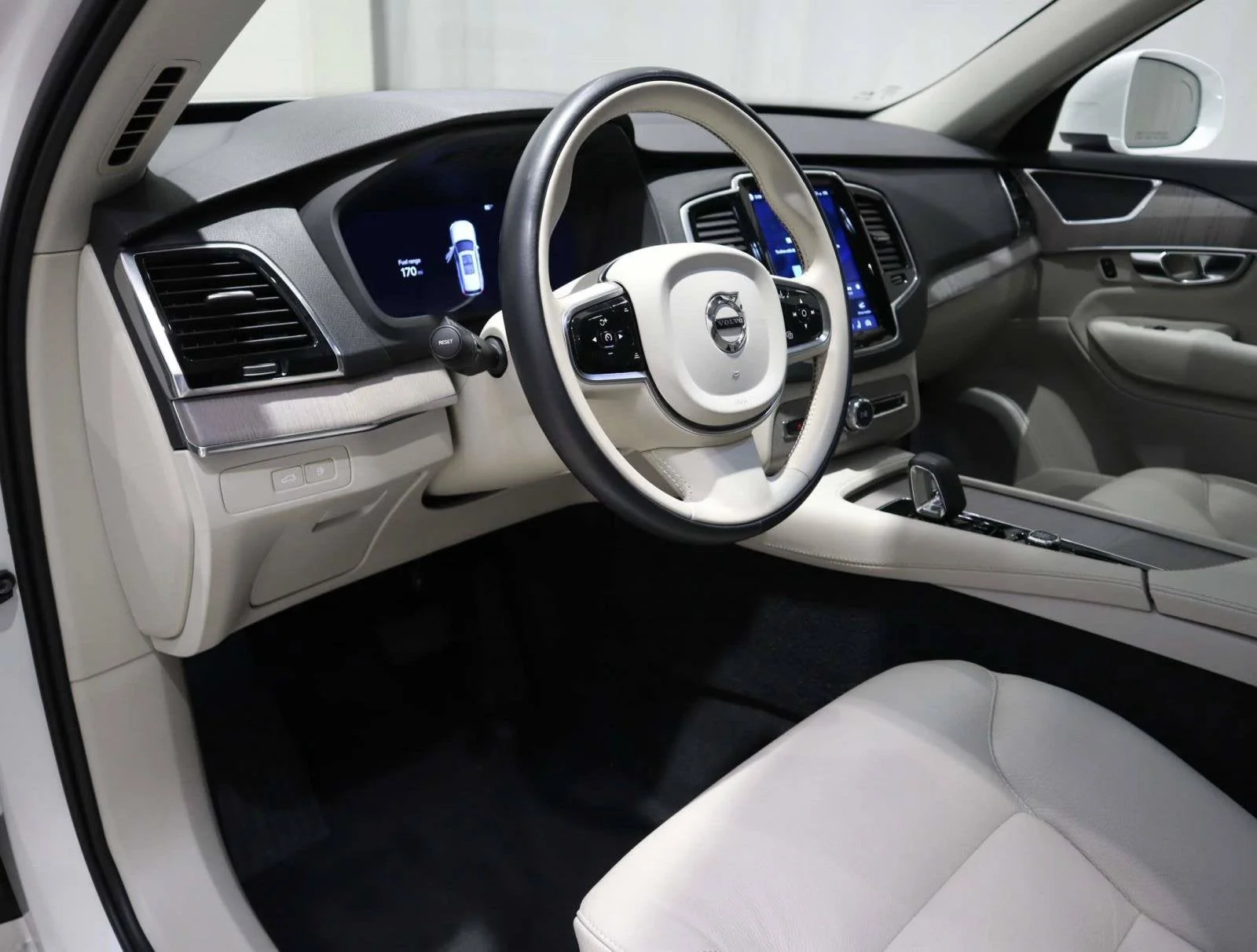 Used 2025 White Volvo Plus image 18