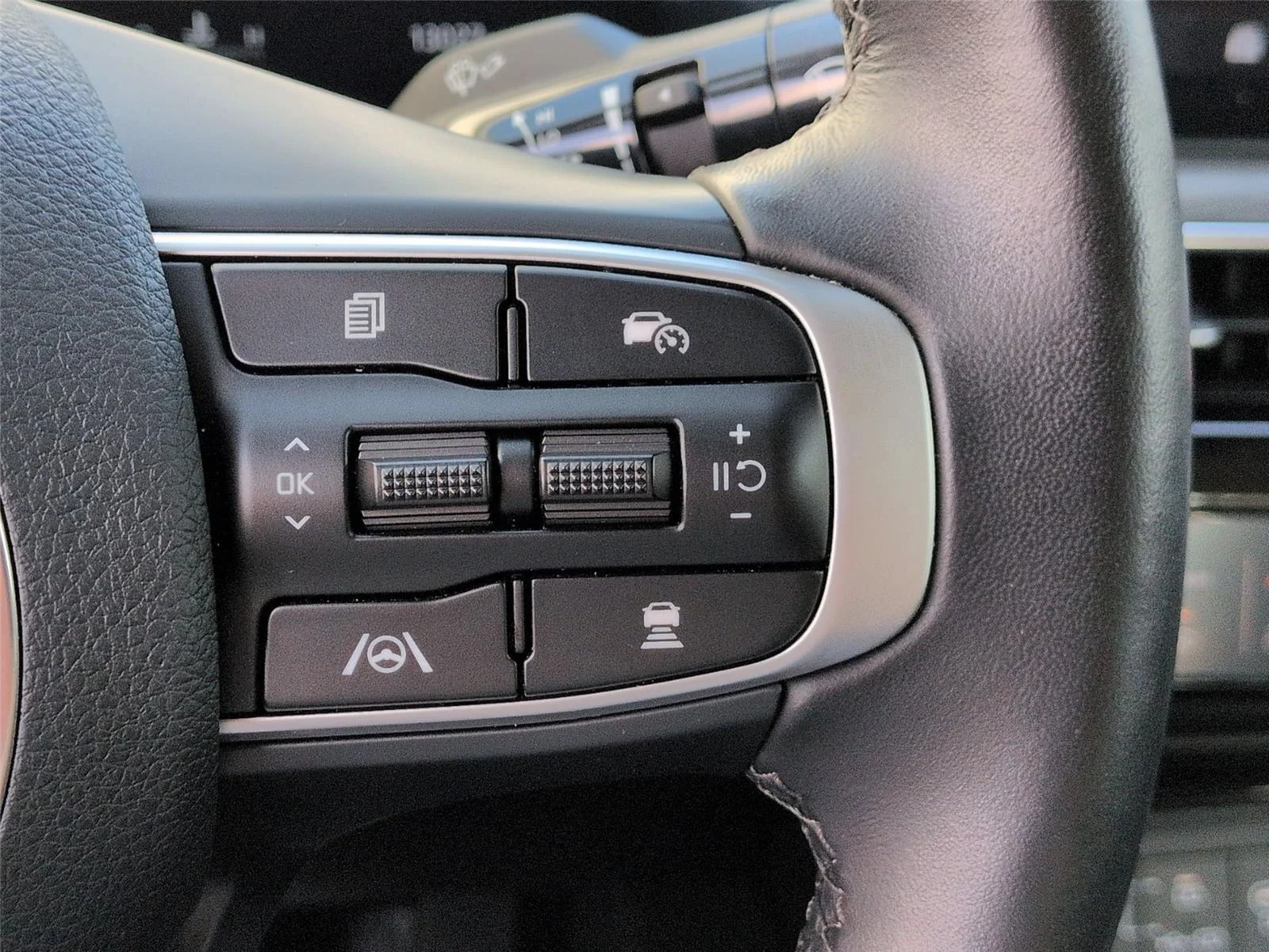 Used 2025 Interstellar Gray Kia EX image 21