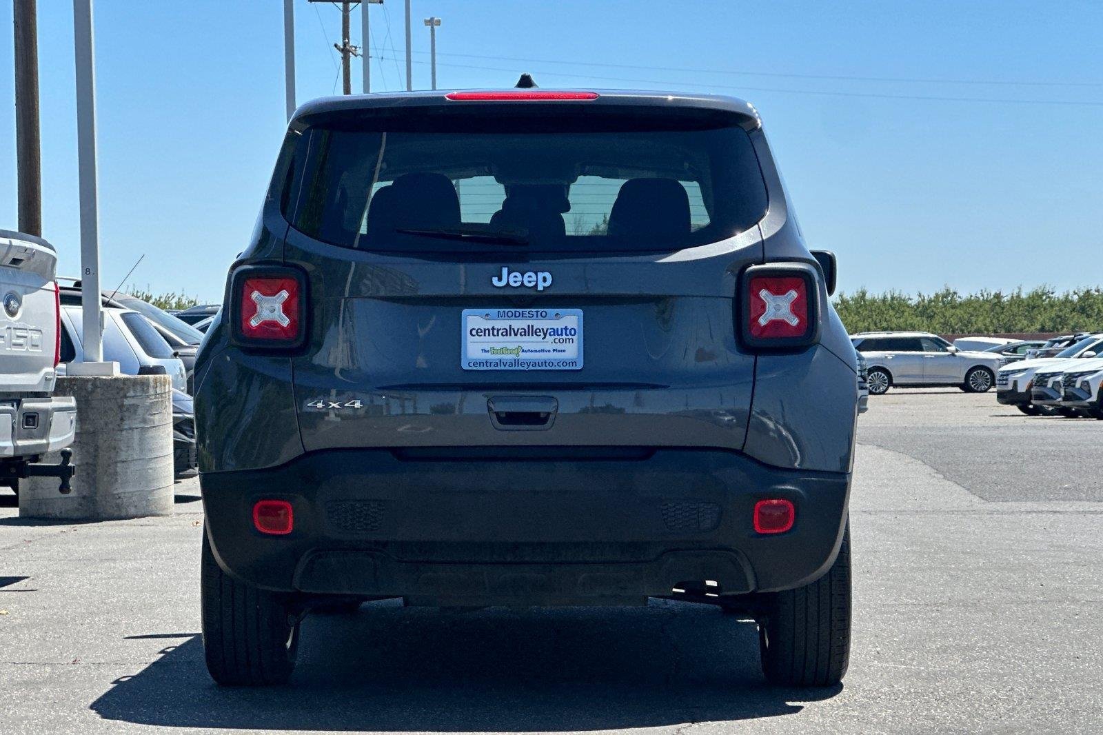 Used 2023 Graphite Gray Jeep Latitude image 5