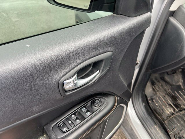 Used 2018 Billet Silver Metallic Clearcoat Jeep Latitude image 8