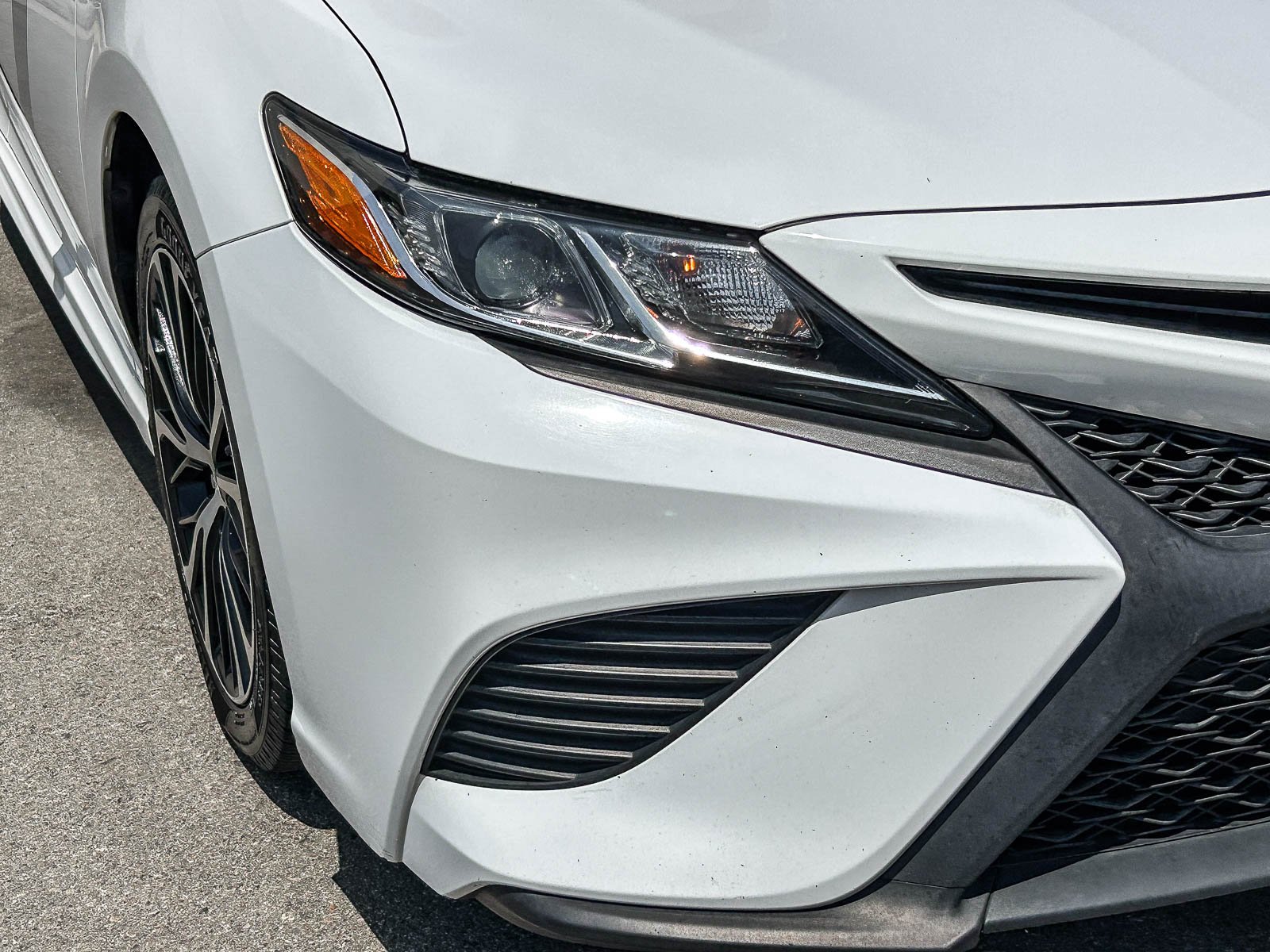 Used 2018 SUPER WHITE Toyota SE image 4