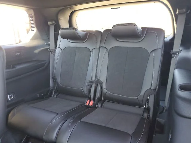 New 2025 Velvet Red Pearl-Coat Exterior Paint Jeep Altitude X image 8