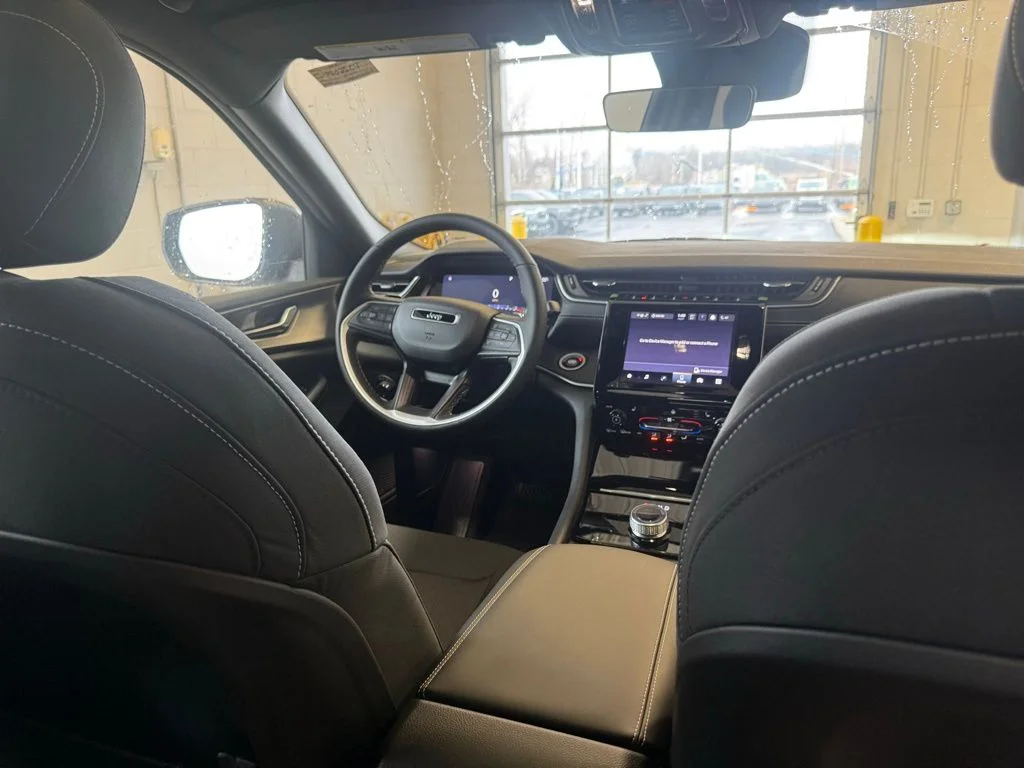 New 2026 Silver Zynith Exterior Paint Jeep Laredo X image 17