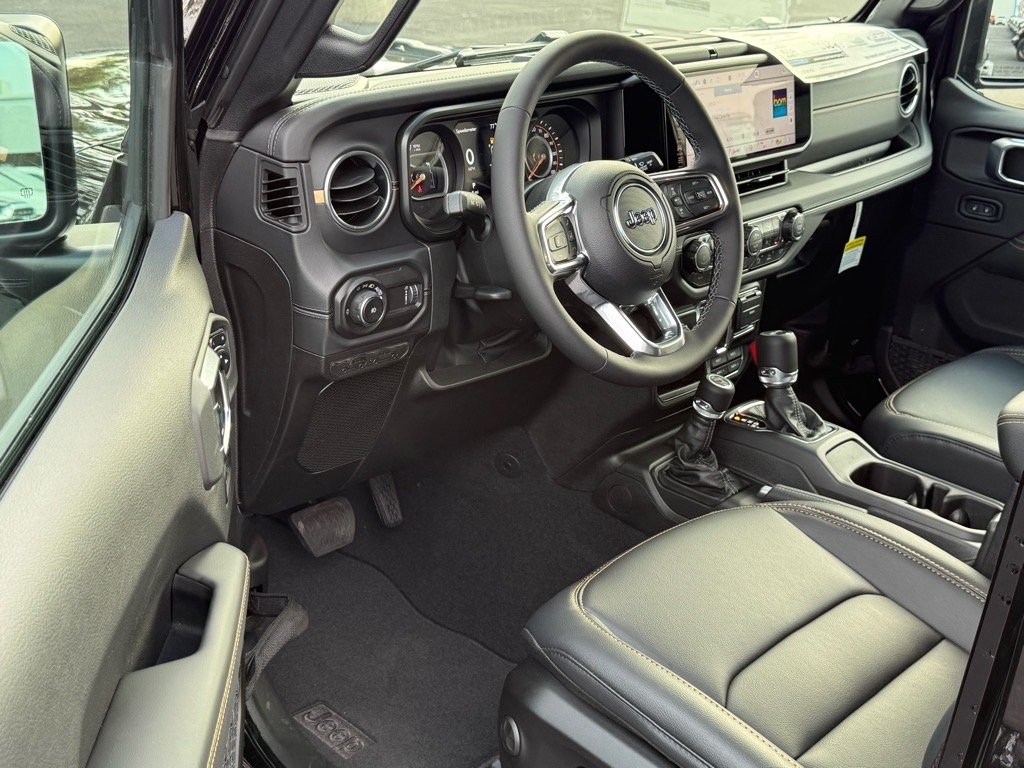 New 2026 Black Clear-Coat Exterior Paint Jeep 4-Door Sahara 4x4 image 4