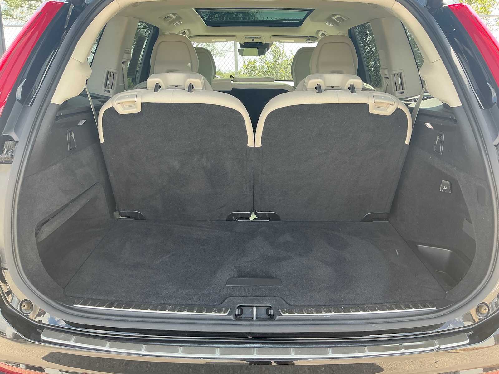 Used 2019 Onyx Black Metallic Volvo Momentum image 28