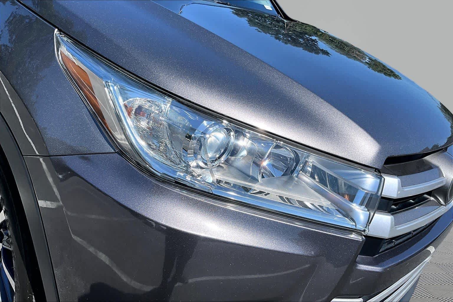 Used 2018 Predawn Gray Mica Toyota XLE image 28