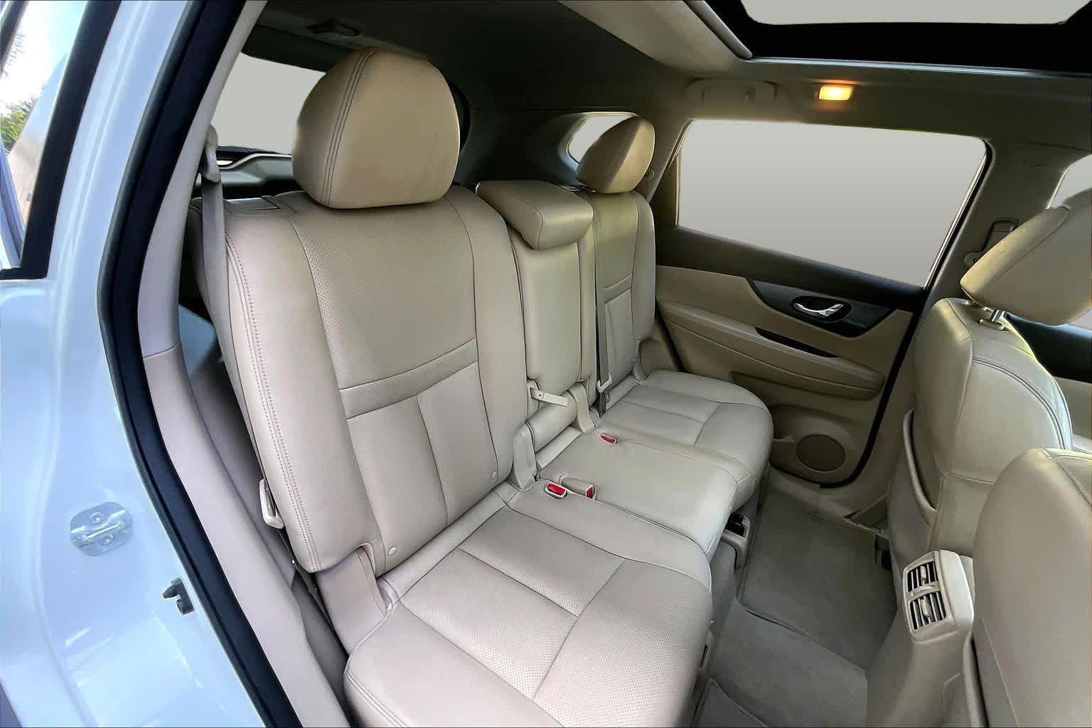 Used 2014 Moonlight White Nissan SL image 19