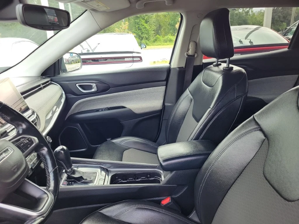 Used 2022 White Jeep Latitude image 25