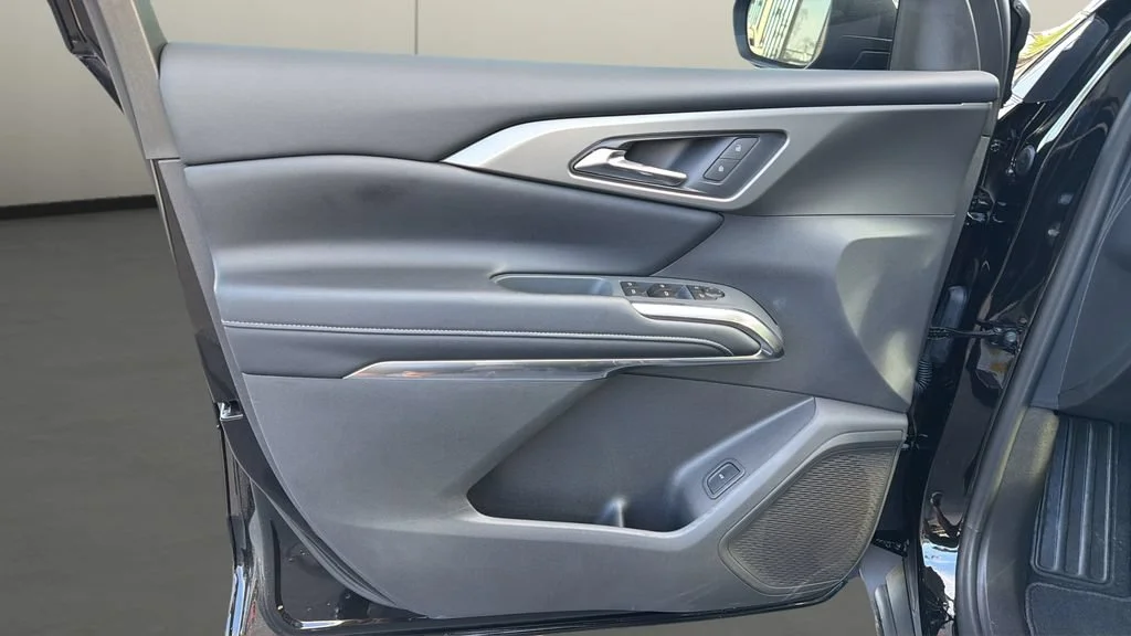 New 2027 Mosaic Black Metallic Chevrolet LT image 13