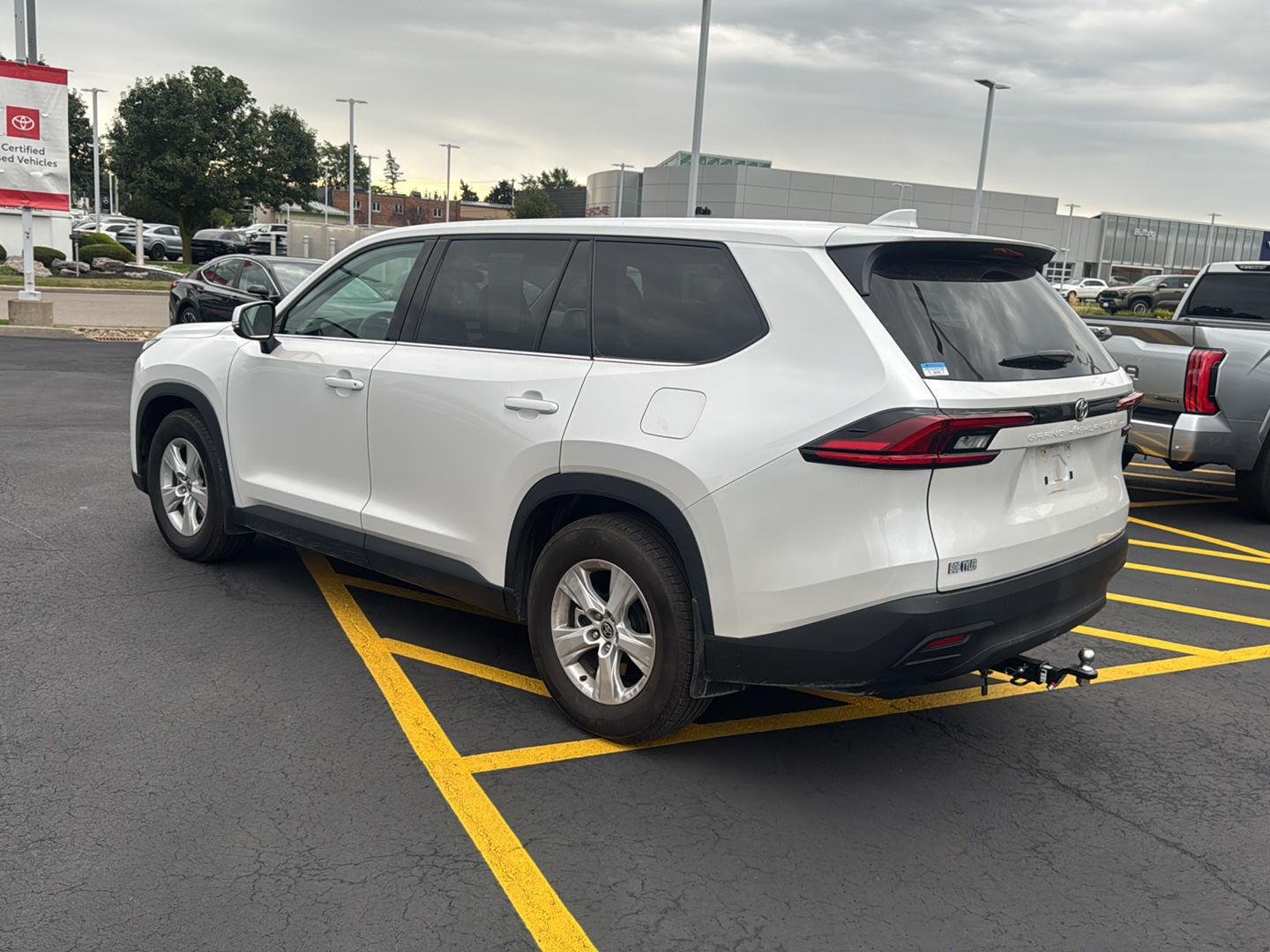 Used 2025 Wind Chill Pearl Toyota LE image 4