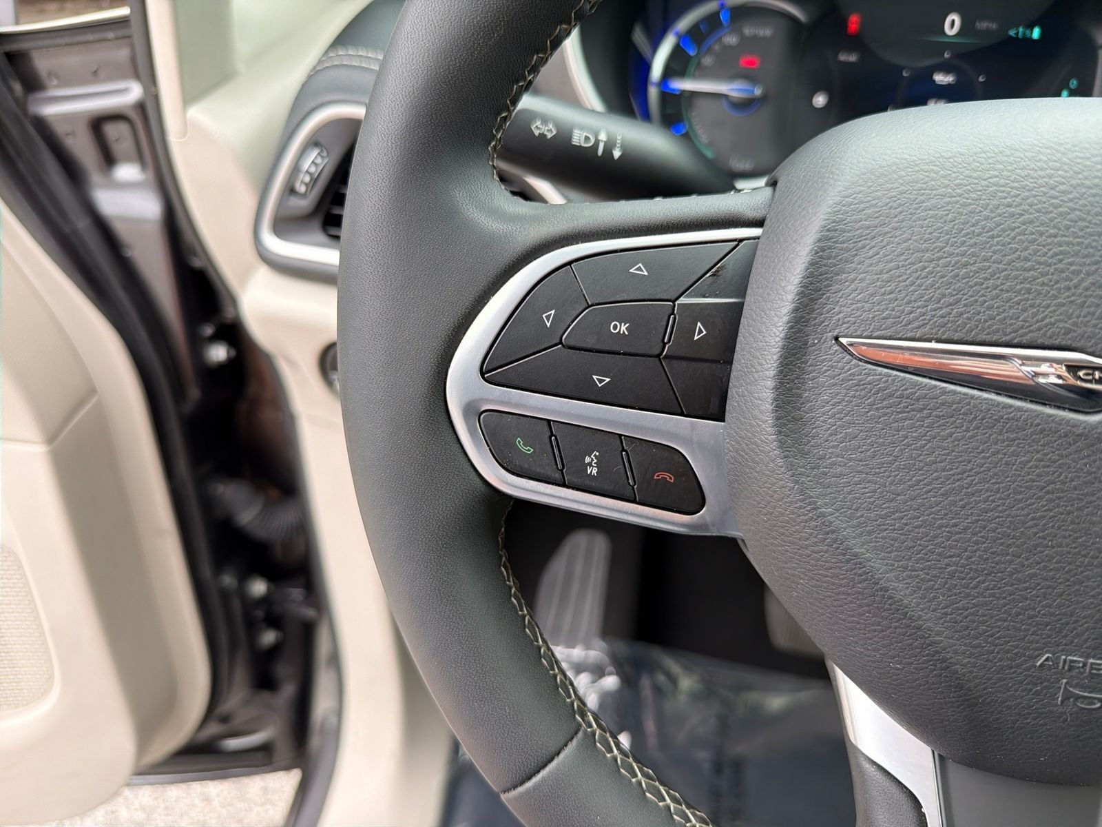 Used 2023 Crystal Metallic Chrysler Touring L image 16