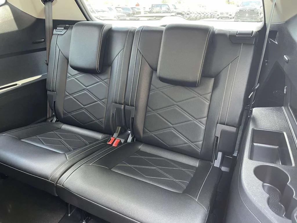 Used 2025  Volkswagen 2.0T SE w/Technology image 22