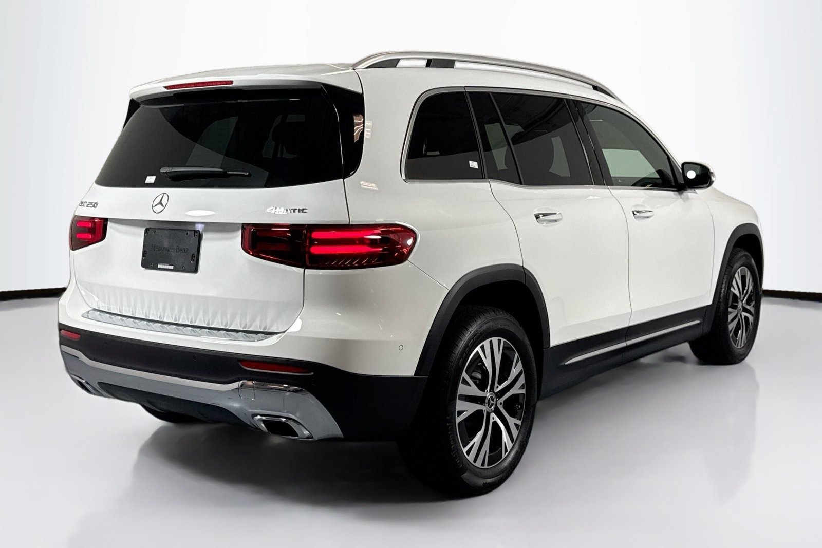 New 2026 Polar White Mercedes-Benz GLB 250 image 5