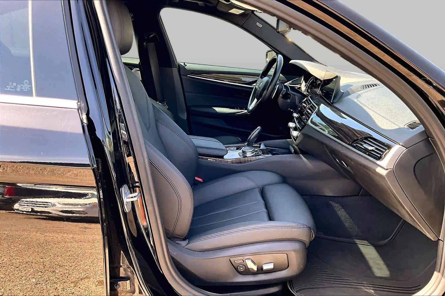 Used 2018 Jet Black BMW 530i image 11