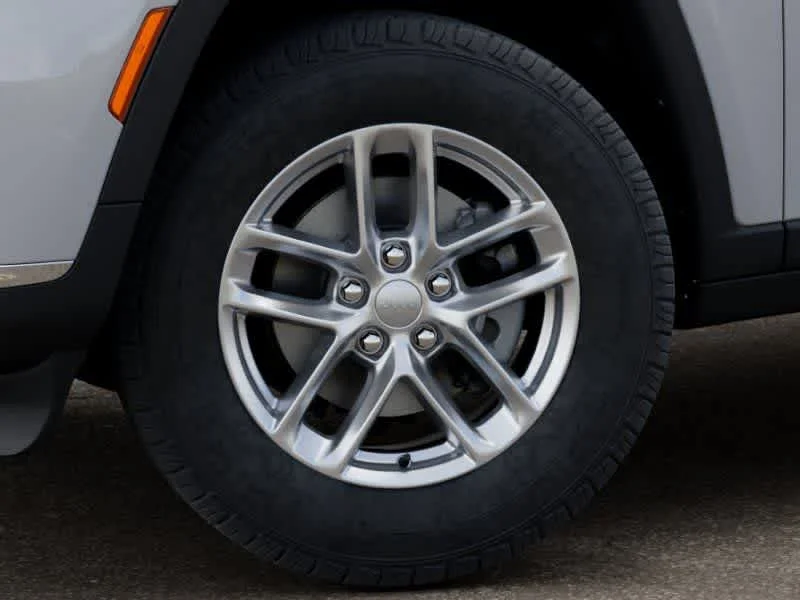 New 2026 Bright White Clear-Coat Exterior Paint Jeep Laredo X image 8