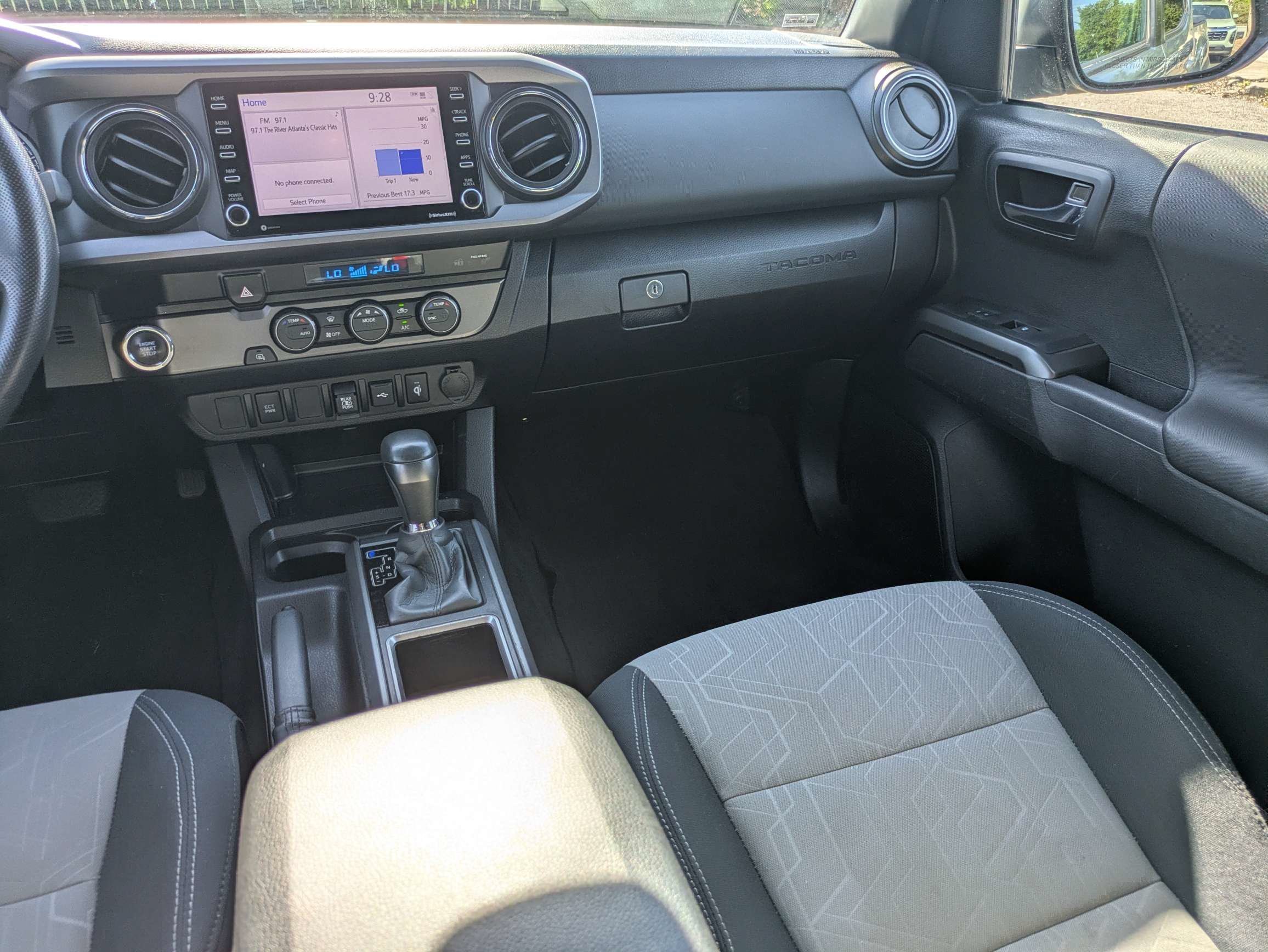 Used 2023 White Toyota  image 17