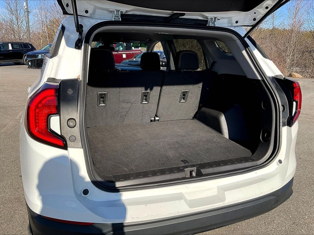Used 2024 White GMC SLE image 34