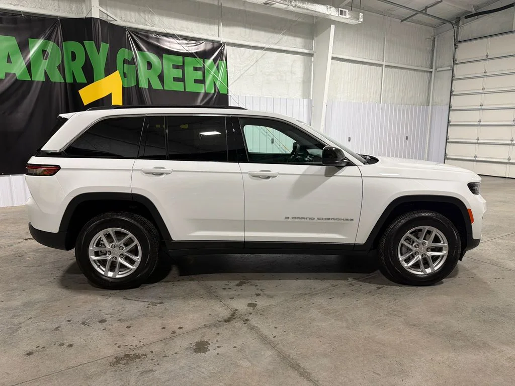 New 2026 Bright White Clear-Coat Exterior Paint Jeep Laredo X image 4