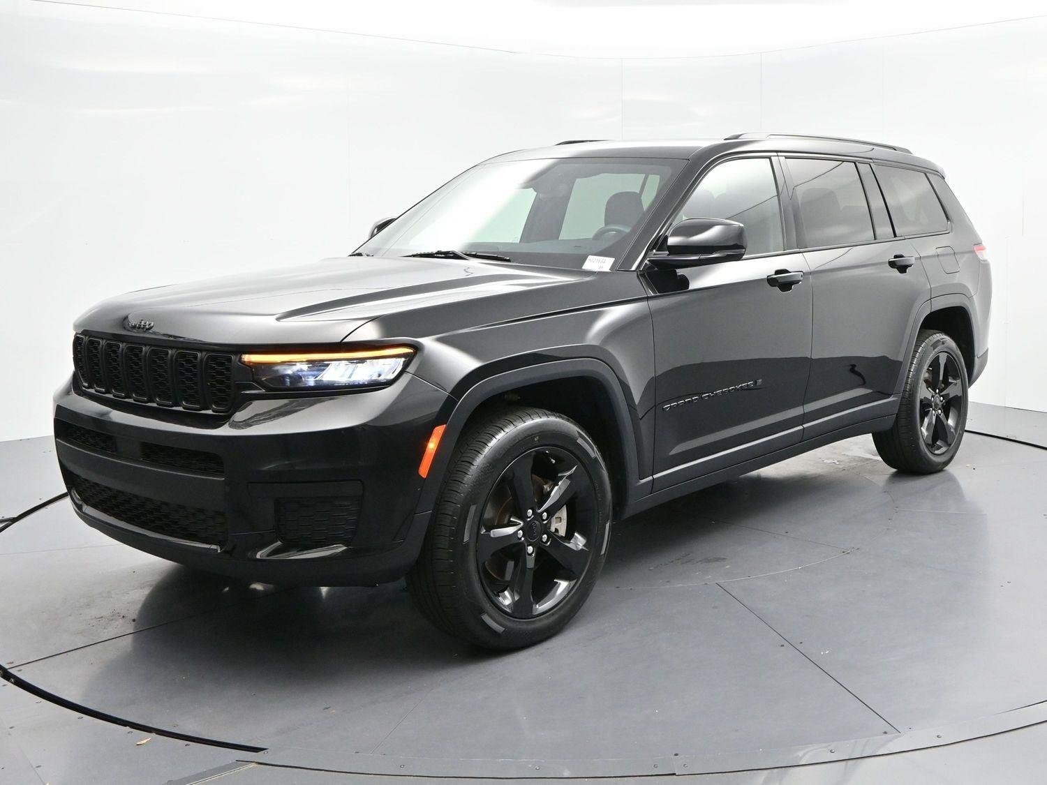 Used 2023 Diamond Black Crystal Pearlcoat Jeep Altitude image 3