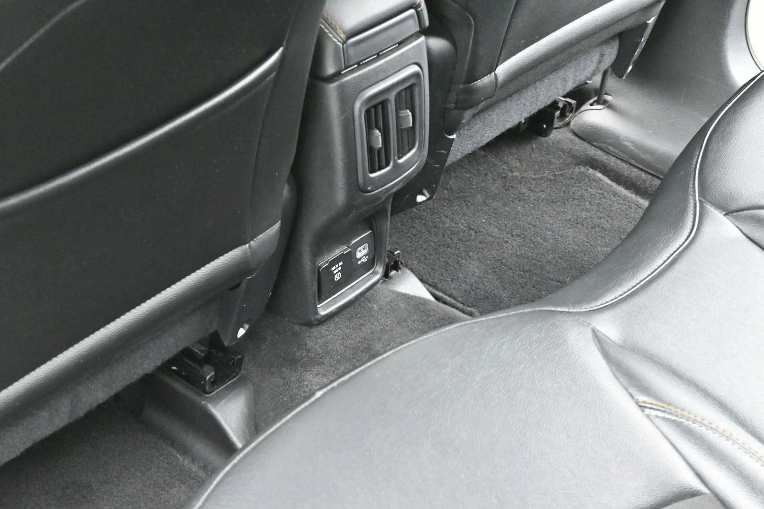 Used 2019 White Clearcoat Jeep Latitude image 27