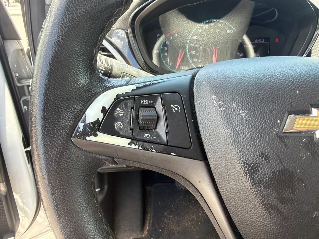 Used 2019 SUMMIT WHITE Chevrolet LT image 17