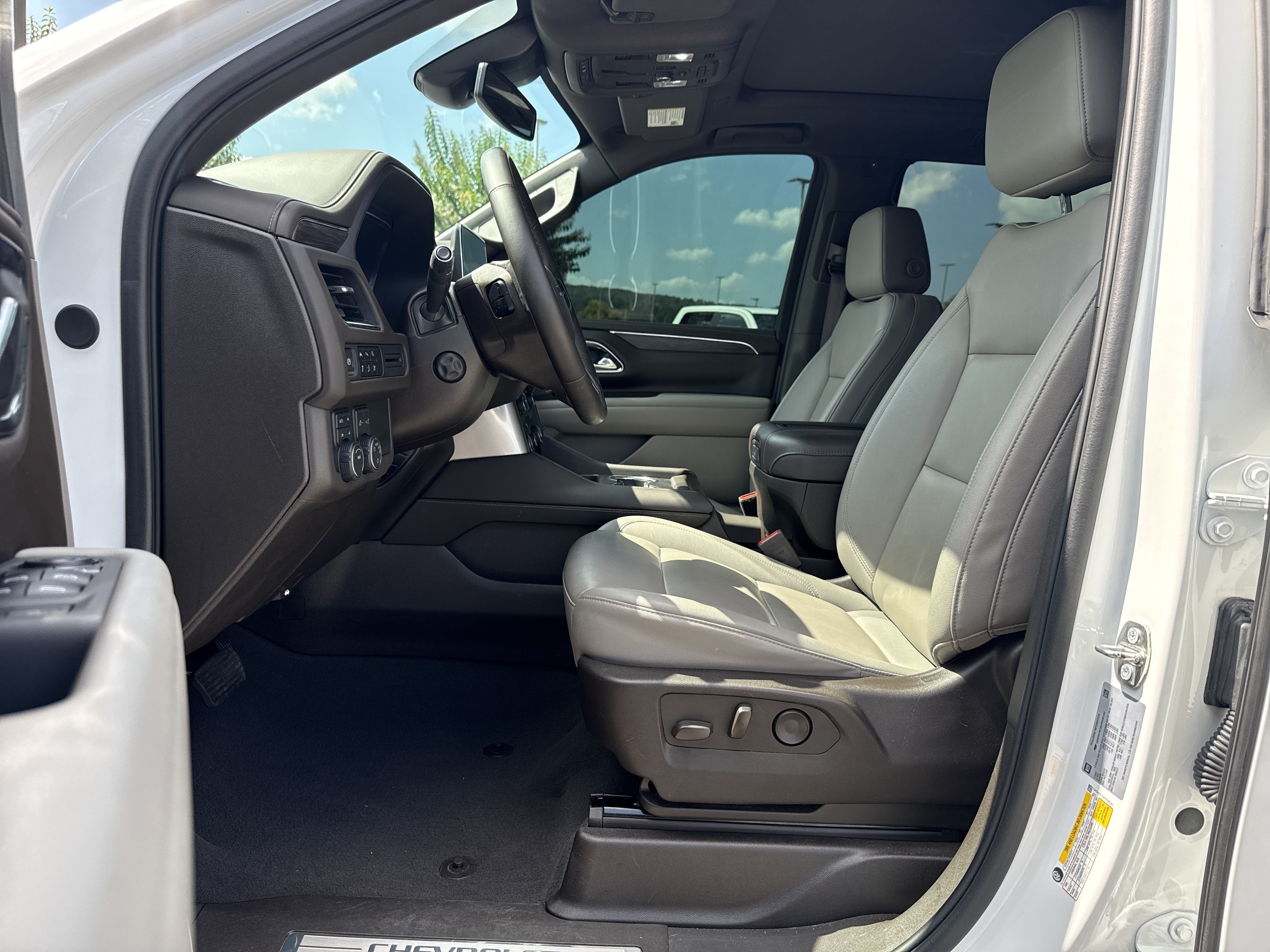 Used 2023 Summit White Chevrolet Z71 image 9