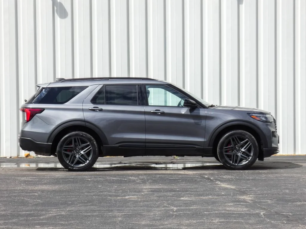 Used 2025 Ford Explorer ST-LINE with VIN 1FMUK8KH5SGB63584 for sale in Kansas City