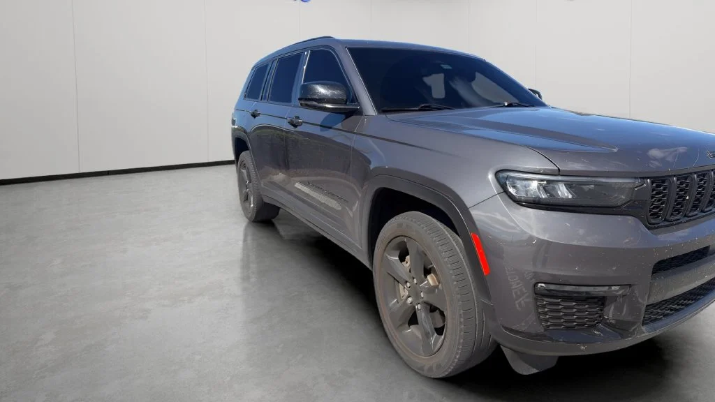Used 2024  Jeep Limited image 5