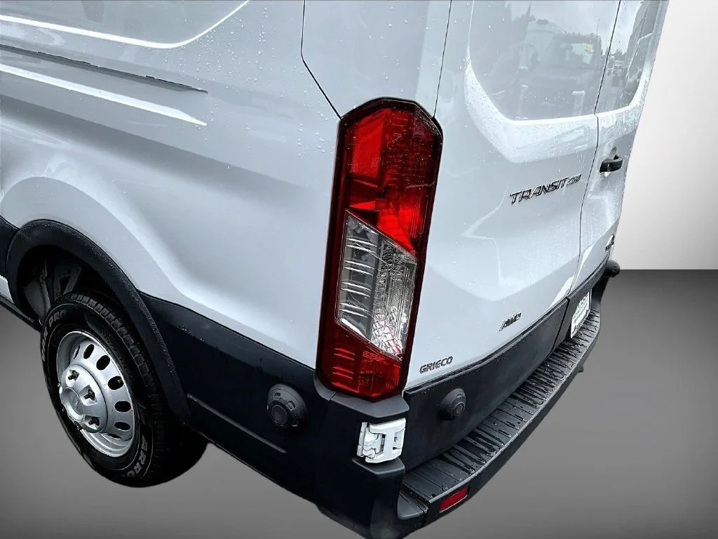 Used 2024 Oxford White Ford Base image 25