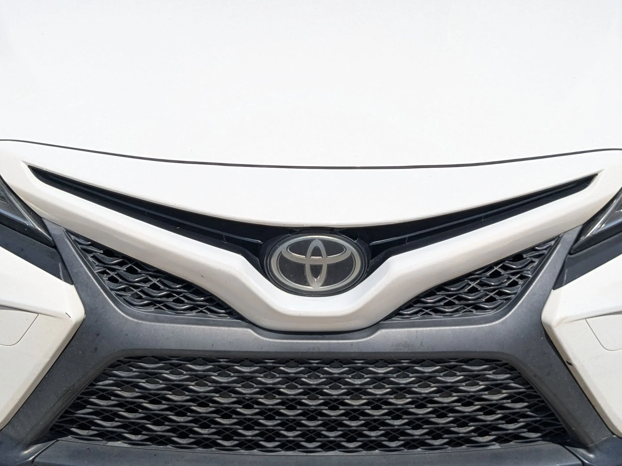 Used 2018 Super White Toyota SE image 9