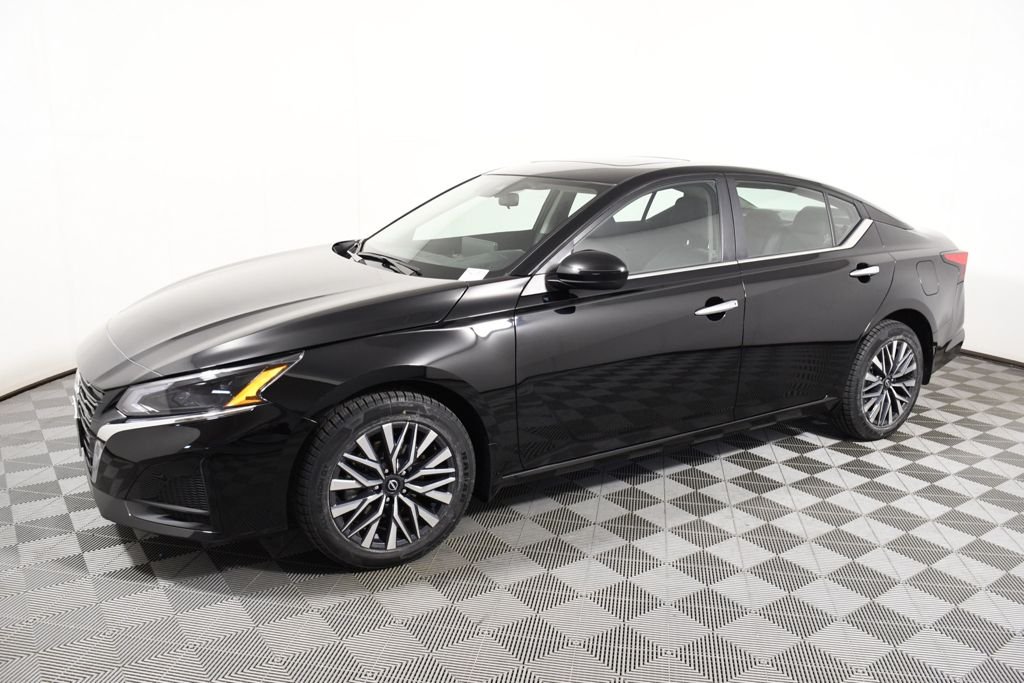 Used 2023 Nissan Altima SV with VIN 1N4BL4DW2PN421159 for sale in Richfield, Minnesota