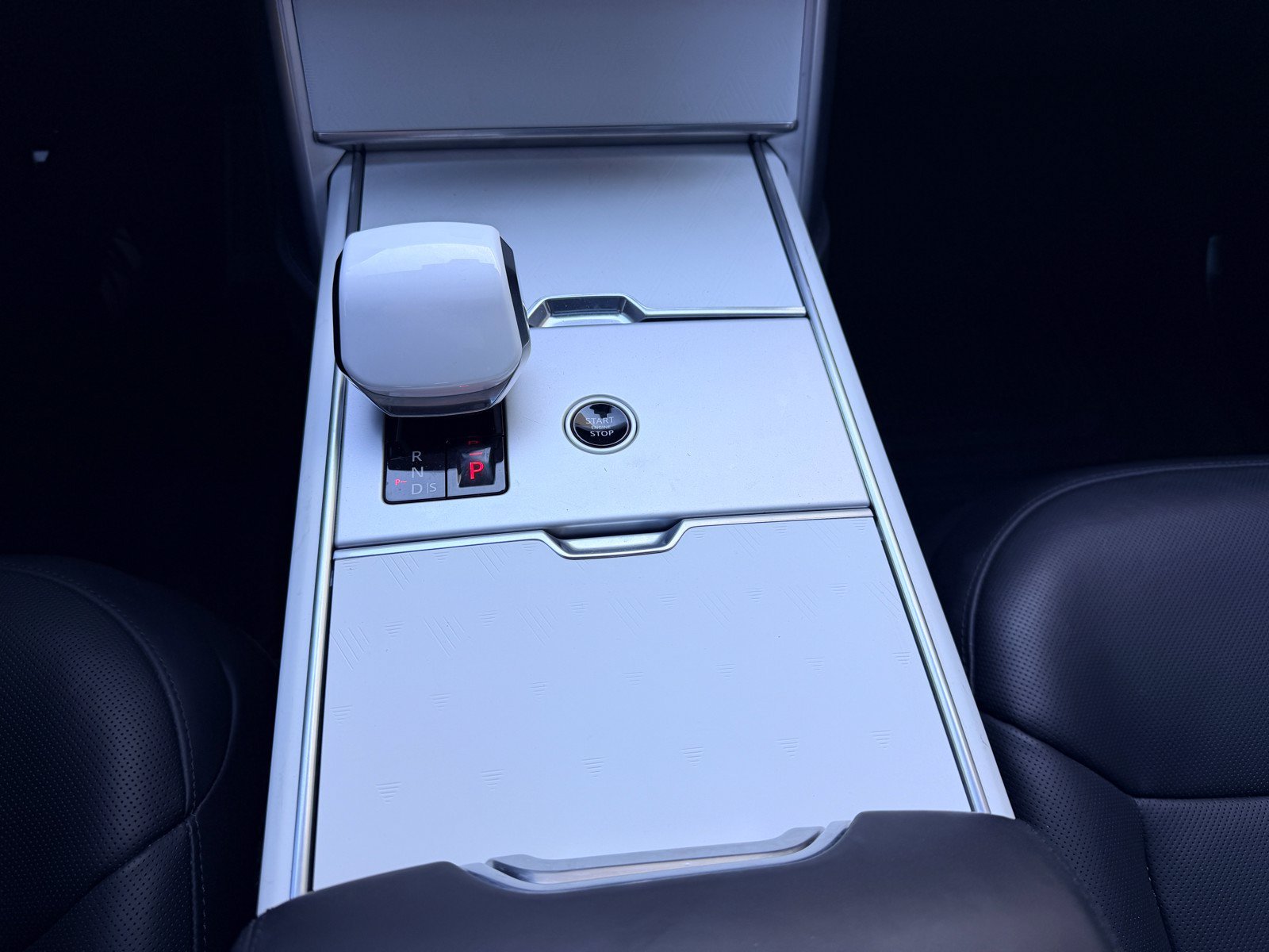 Used 2024 White Land Rover SV image 14