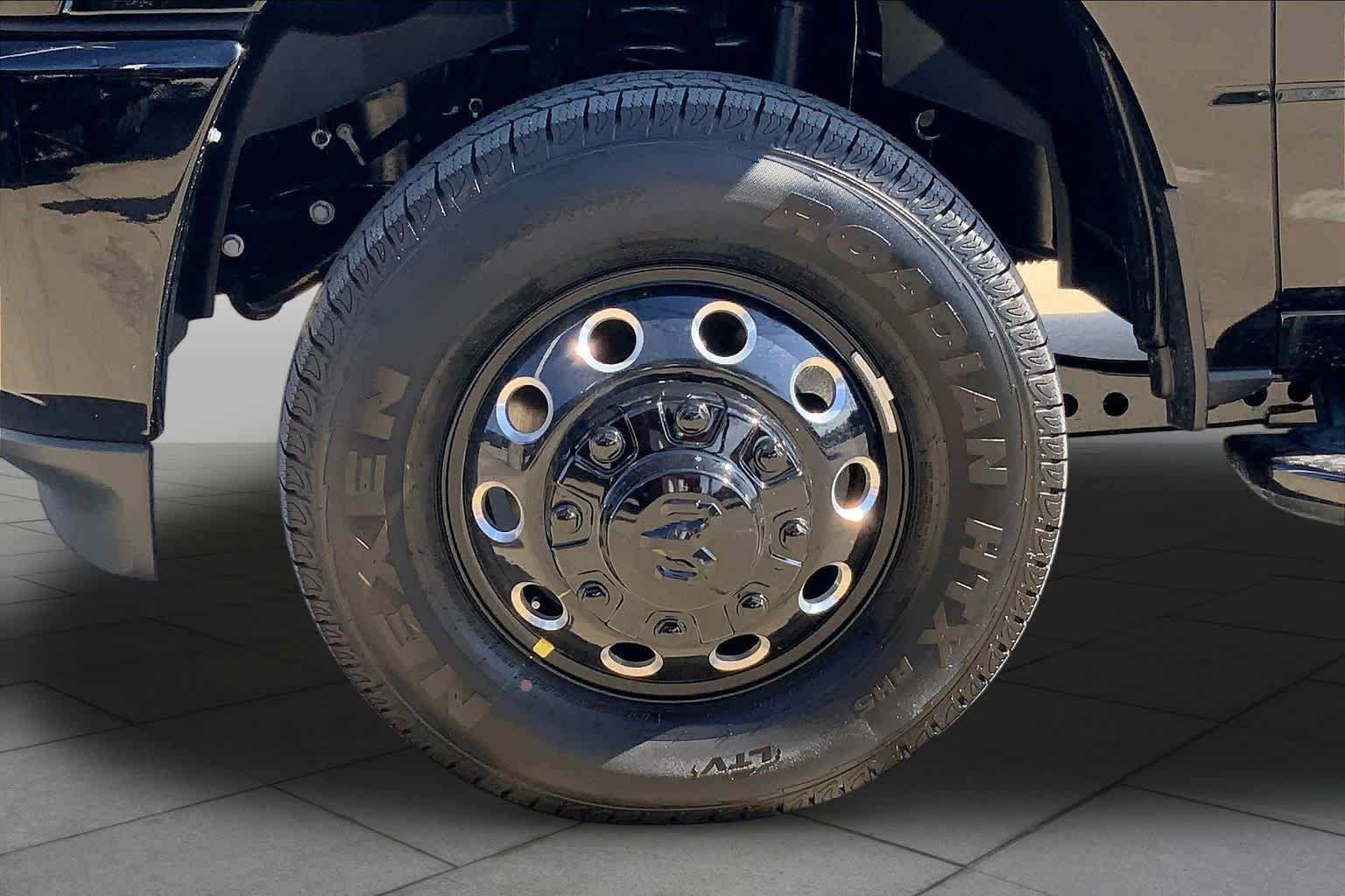 New 2026 Diamond Black Crystal Pearl-Coat Exterior Paint RAM Laramie image 11