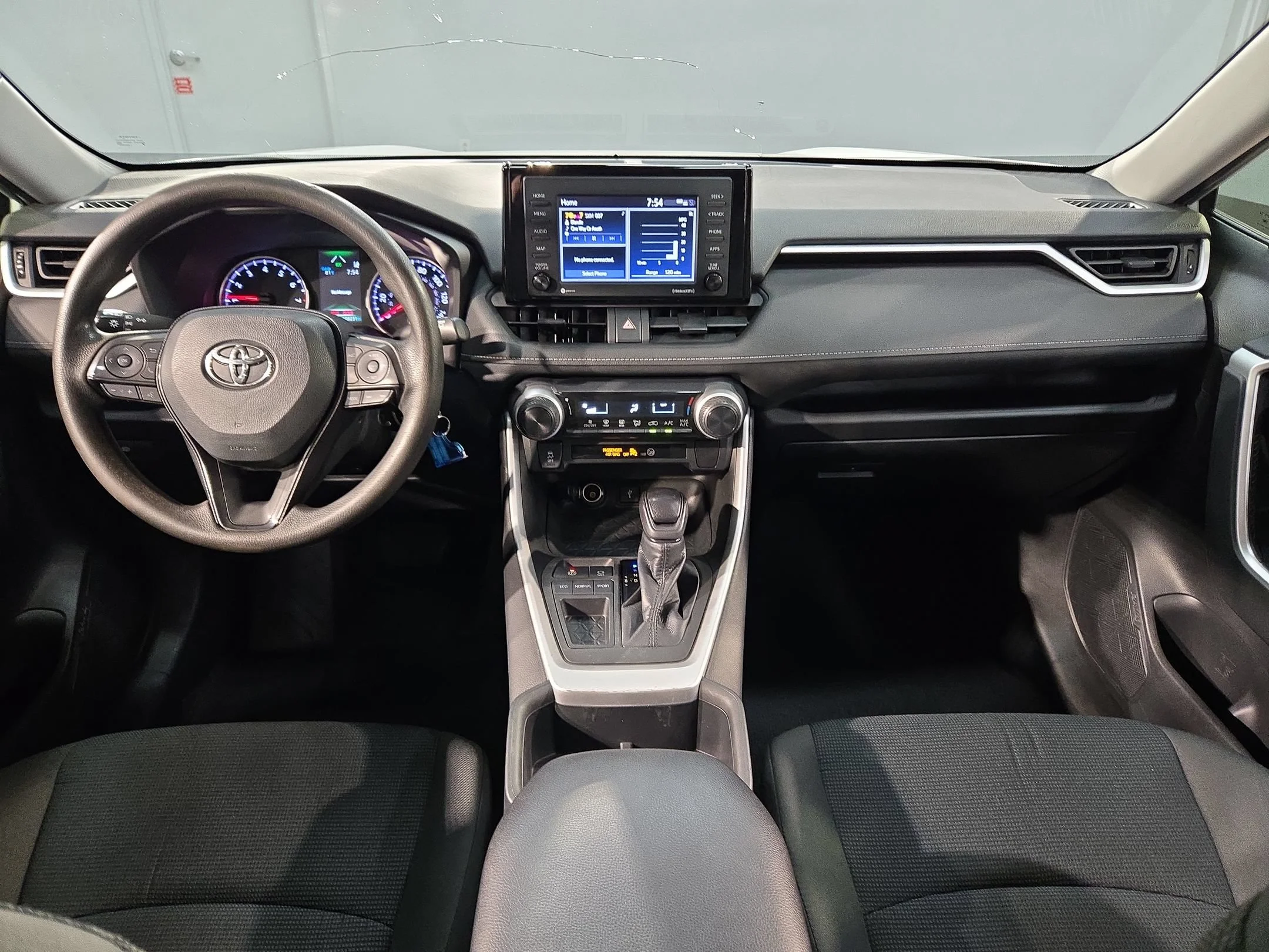 Used 2022 White Toyota LE image 10