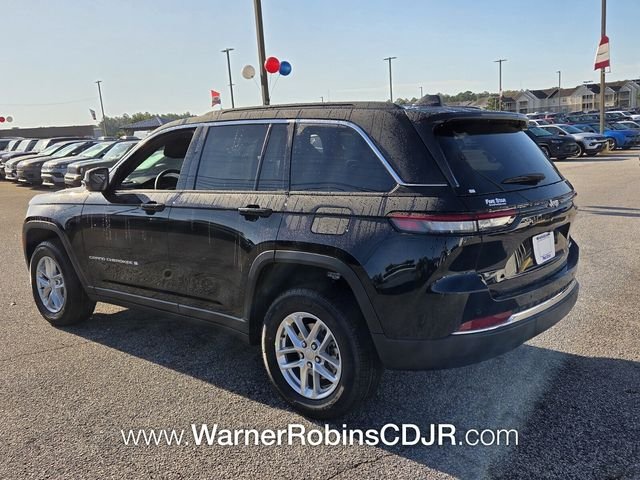 New 2026 Diamond Black Crystal Pearl-Coat Exterior Paint Jeep Laredo image 9