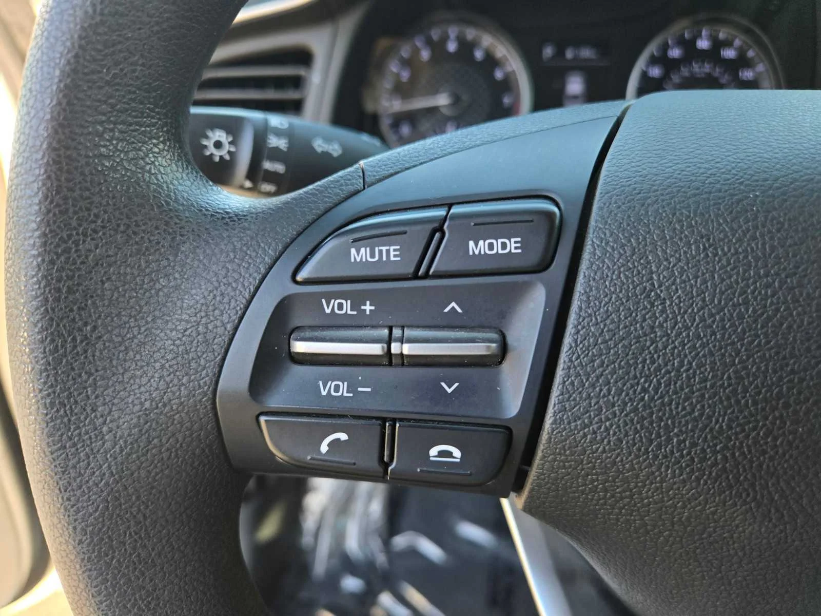 Used 2020  Hyundai SE image 23
