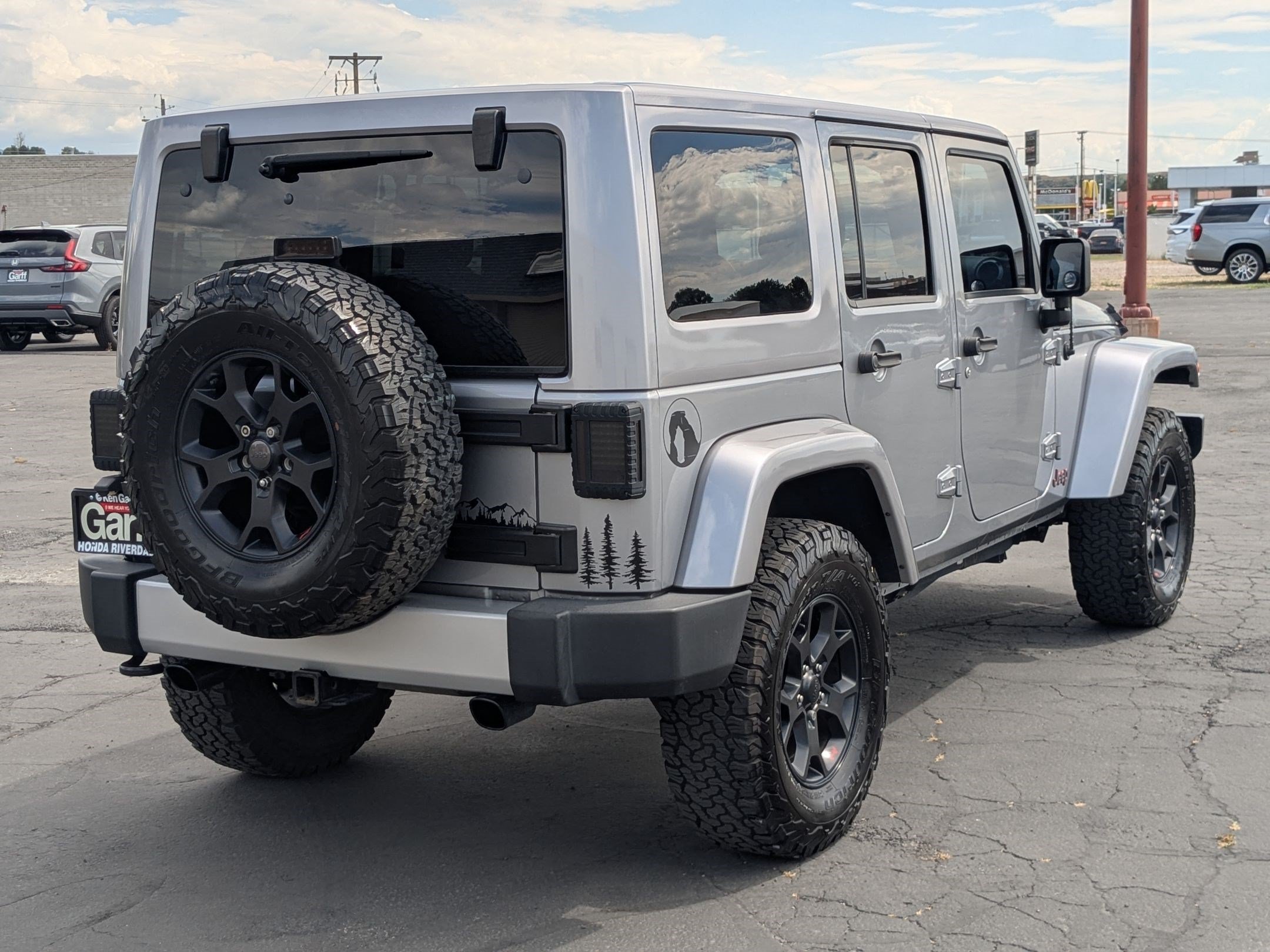 Used 2014 Billet Metallic Clearcoat Jeep Sahara image 3