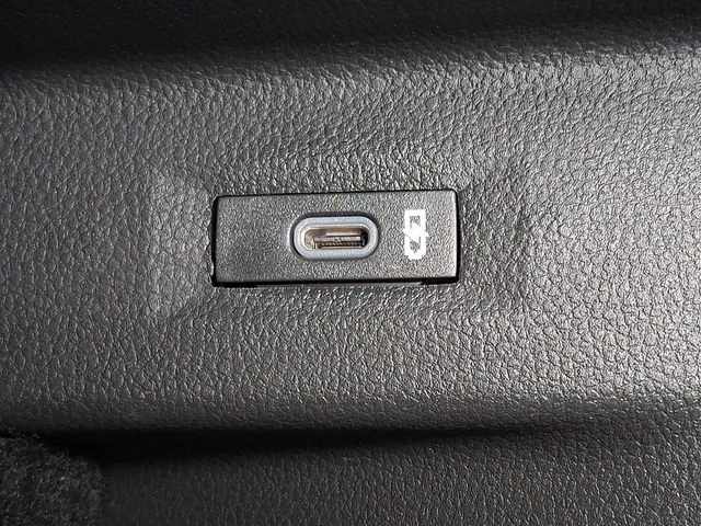 Used 2022 White Volkswagen 3.6L V6 SE w/Technology image 25