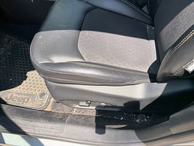 Used 2019 Silver Jeep Latitude image 6