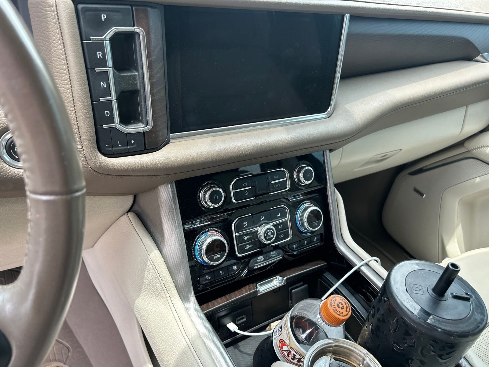 Used 2022 White GMC Denali image 29