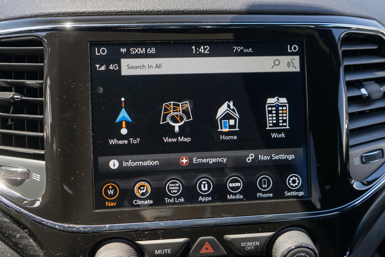 Used 2022 Diamond Black Crystal Pearlcoat Jeep Laredo X image 18