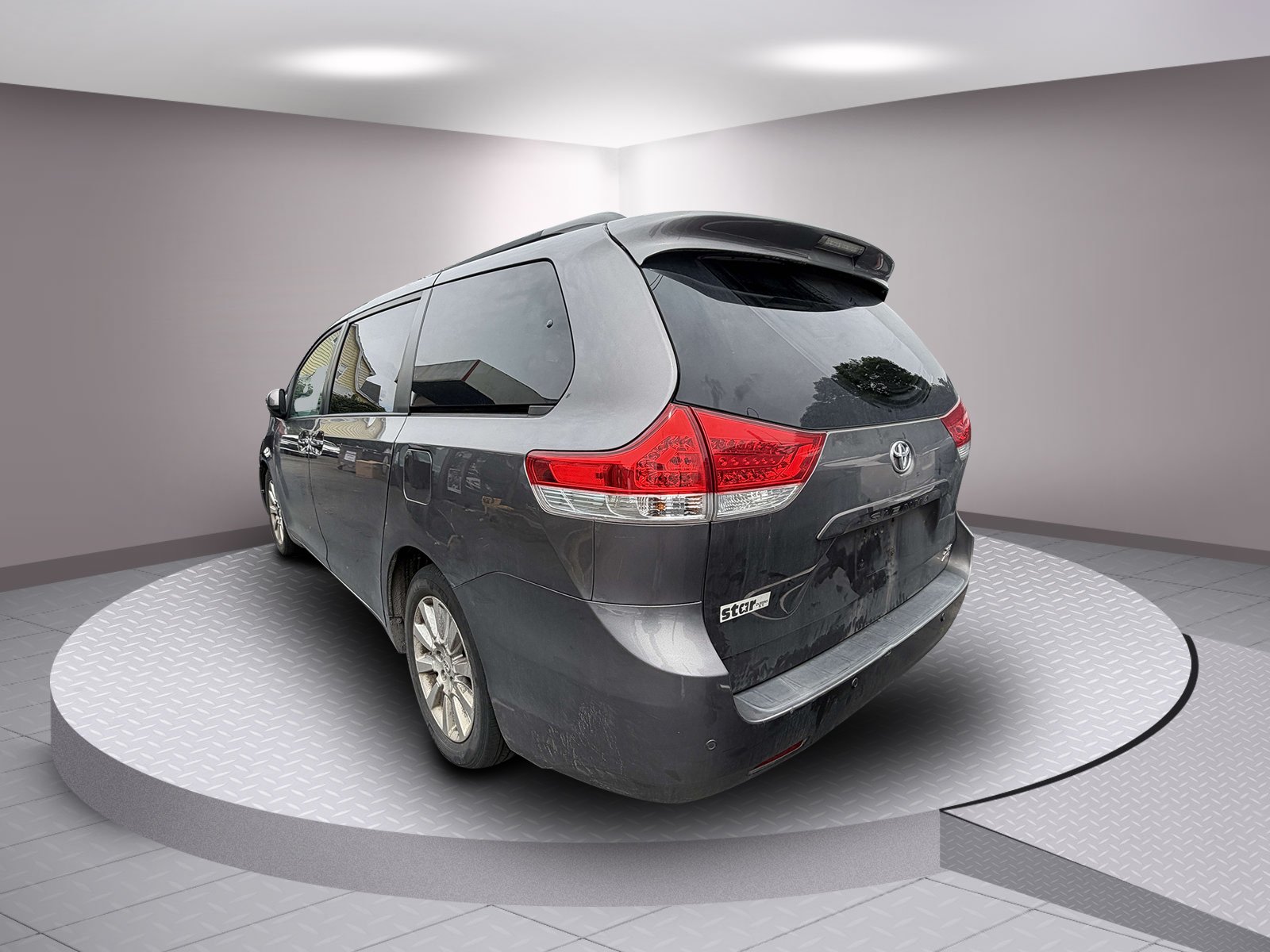 Used 2013  Toyota Limited 7-Passenger image 4