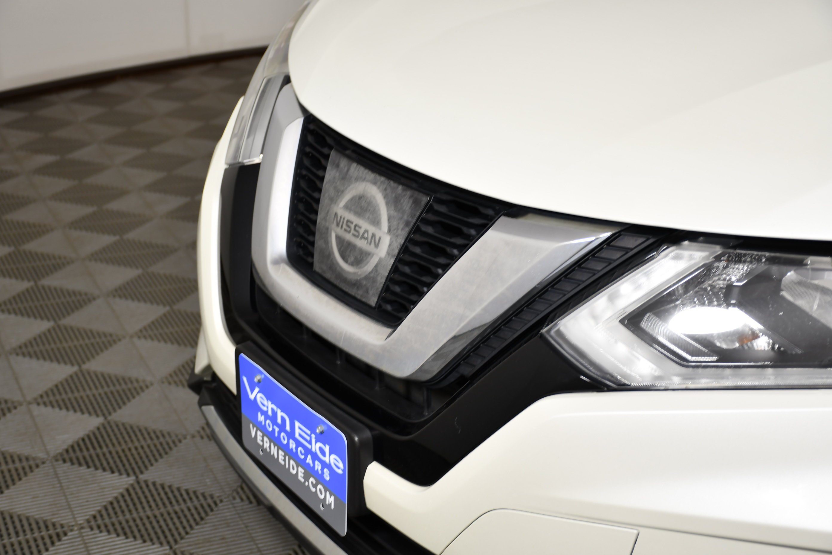 Used 2017 Pearl White Nissan SV image 11